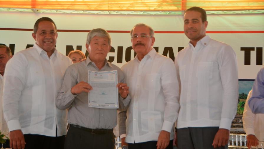 En Dajabón 977 familias reciben títulos definitivos de solares y parcelas