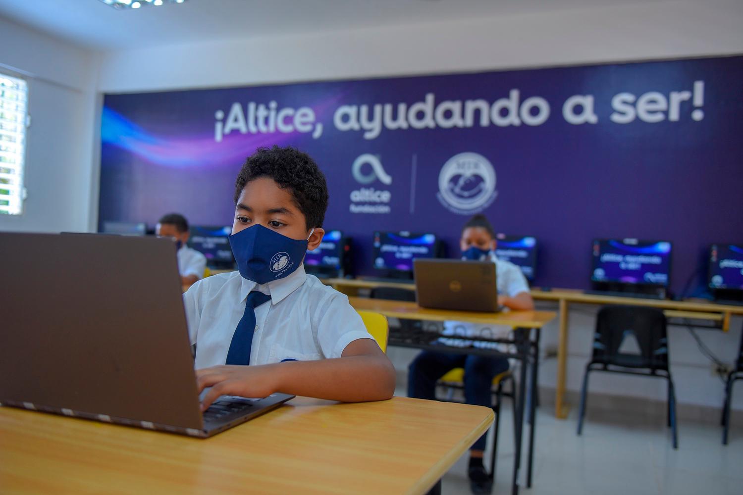 Estudiantes de las escuelas de Fundación MIR.