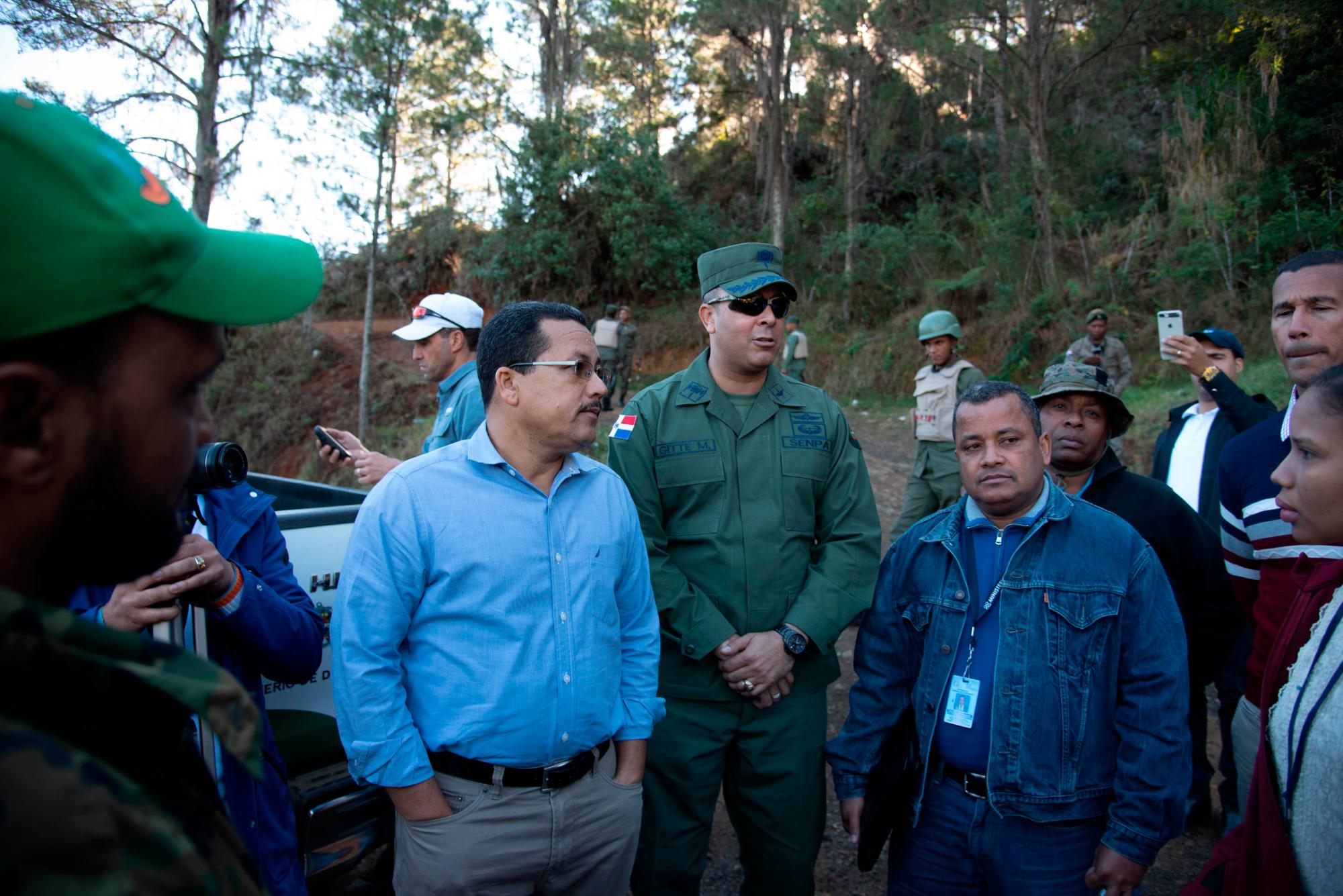 El Viceministro de Áreas Protegidas,Daneris Santana (izquierda), el director del SENPA, Omar Gitte (centro) y el Procurador General Titular del Ministerio Público, Francisco Contreras (derecha), durante el recorrido con periodistas y ambientalistas en Valle nuevo.