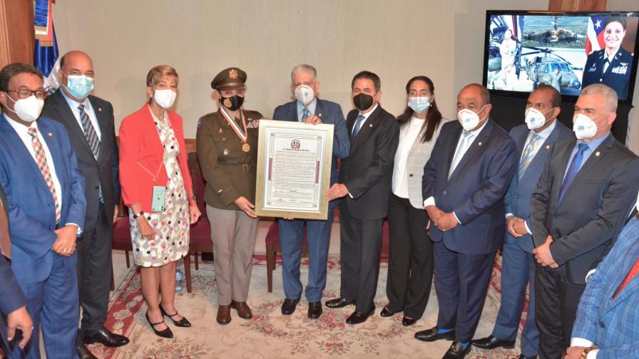 El Senado de la República reconoce a la teniente coronel piloto Marisol Chalas