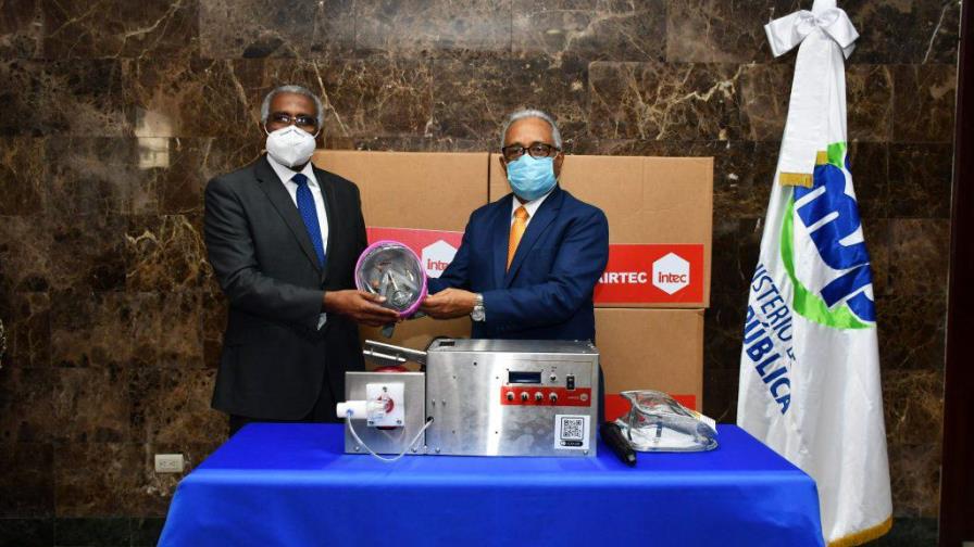 El Intec entrega al Ministerio de Salud Pública 30 ventiladores mecánicos El Intec entrega al Ministerio de Salud Pública 30 ventiladores mecánicos