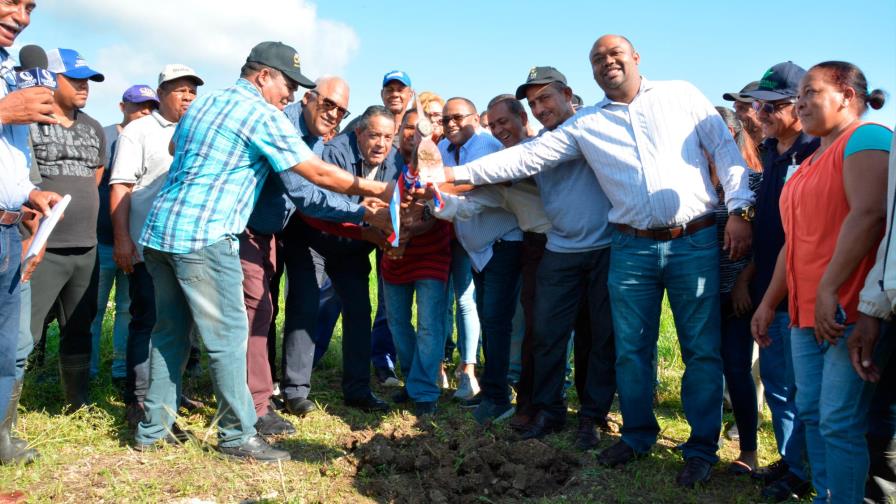 Gobierno inicia construcción sistema de riego por electrobombas en El Factor Gobierno inicia construcción sistema de riego por electrobombas en El Factor