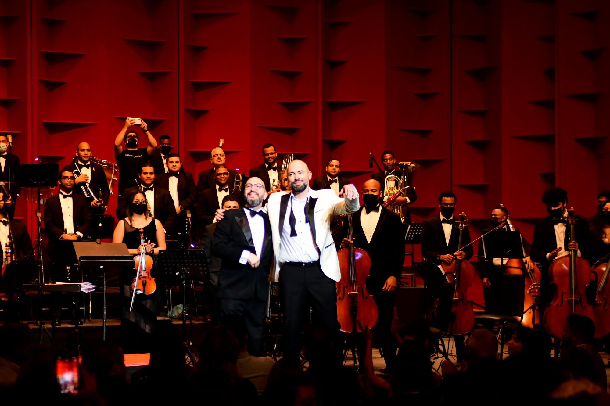 El maestro Bernardo Quesada, director musical del artista fue el titular de la Orquesta Sinfónica del Teatro Nacional