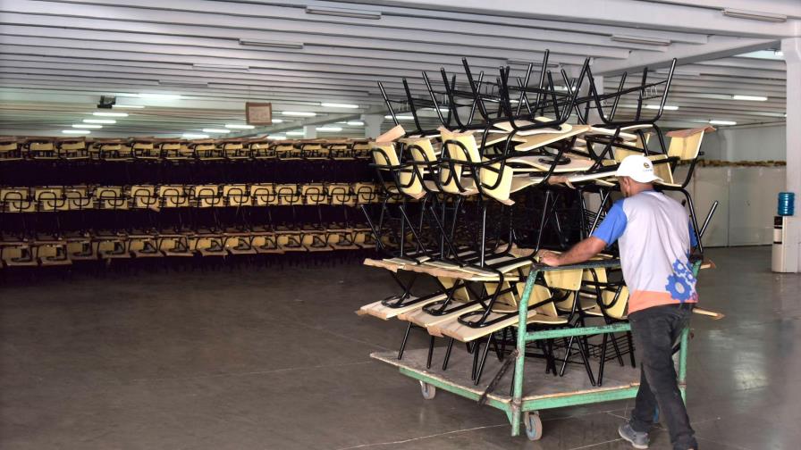 Ministerio de Educación continúa con distribución de mobiliario