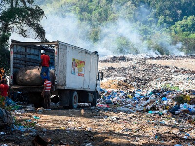 Compromiso de alcaldesa para solucionar contaminación del vertedero en Sabana Iglesia