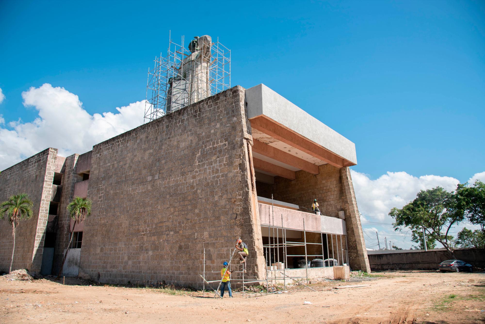 Trabajadores del ADN trabajan en la restauración del monumento.