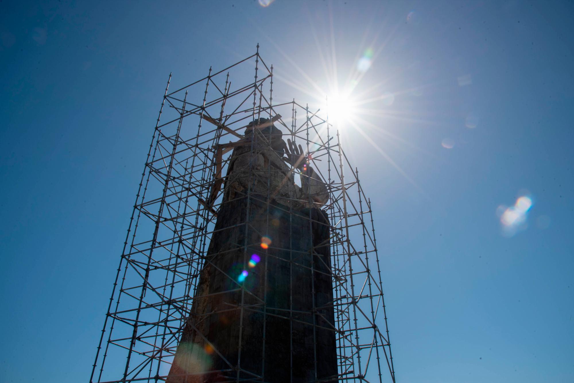 La estatua rodeada de andamios para trabajos de restauración.