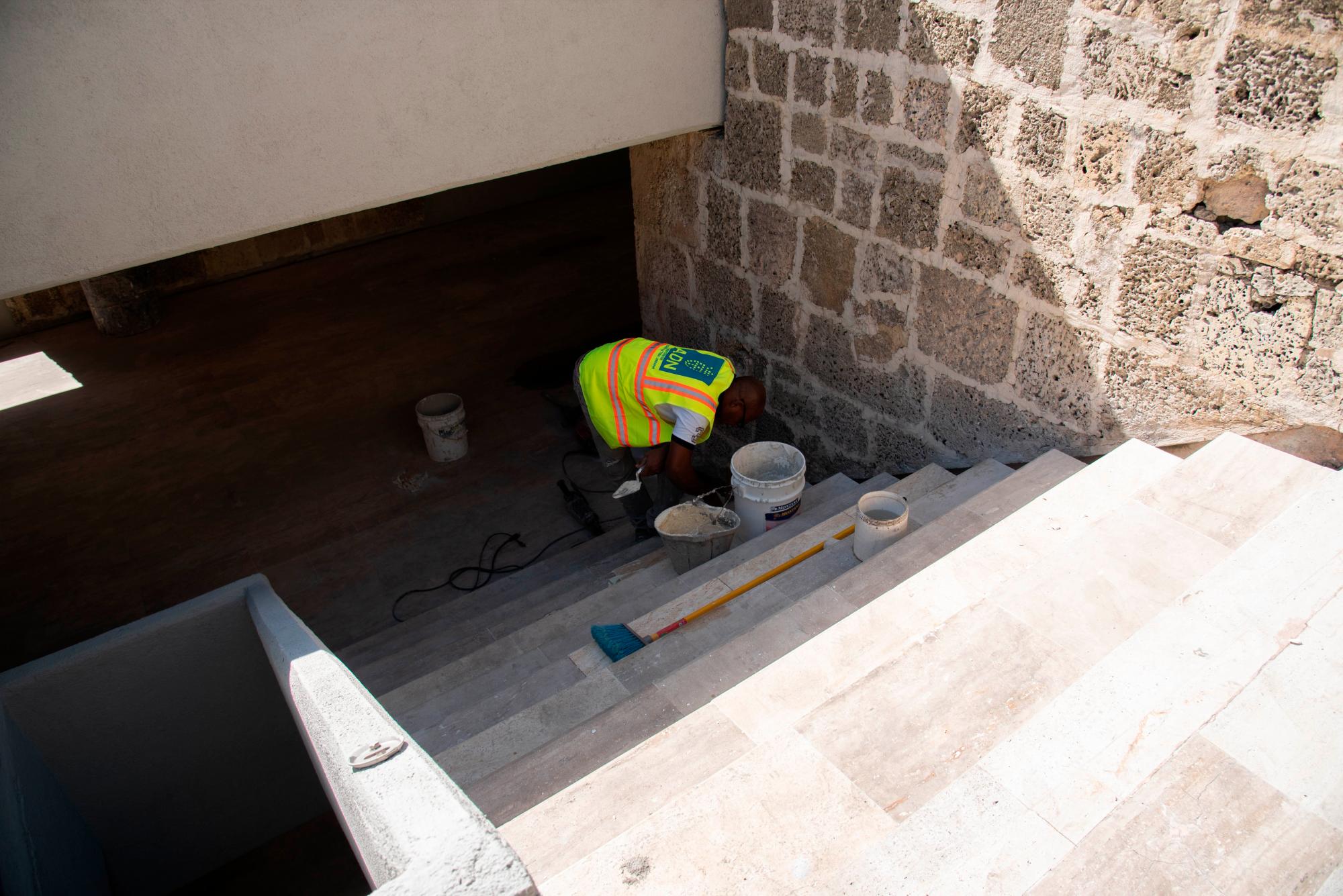 Un trabajador del ADN restaura parte del piso en el interior del Monumento.