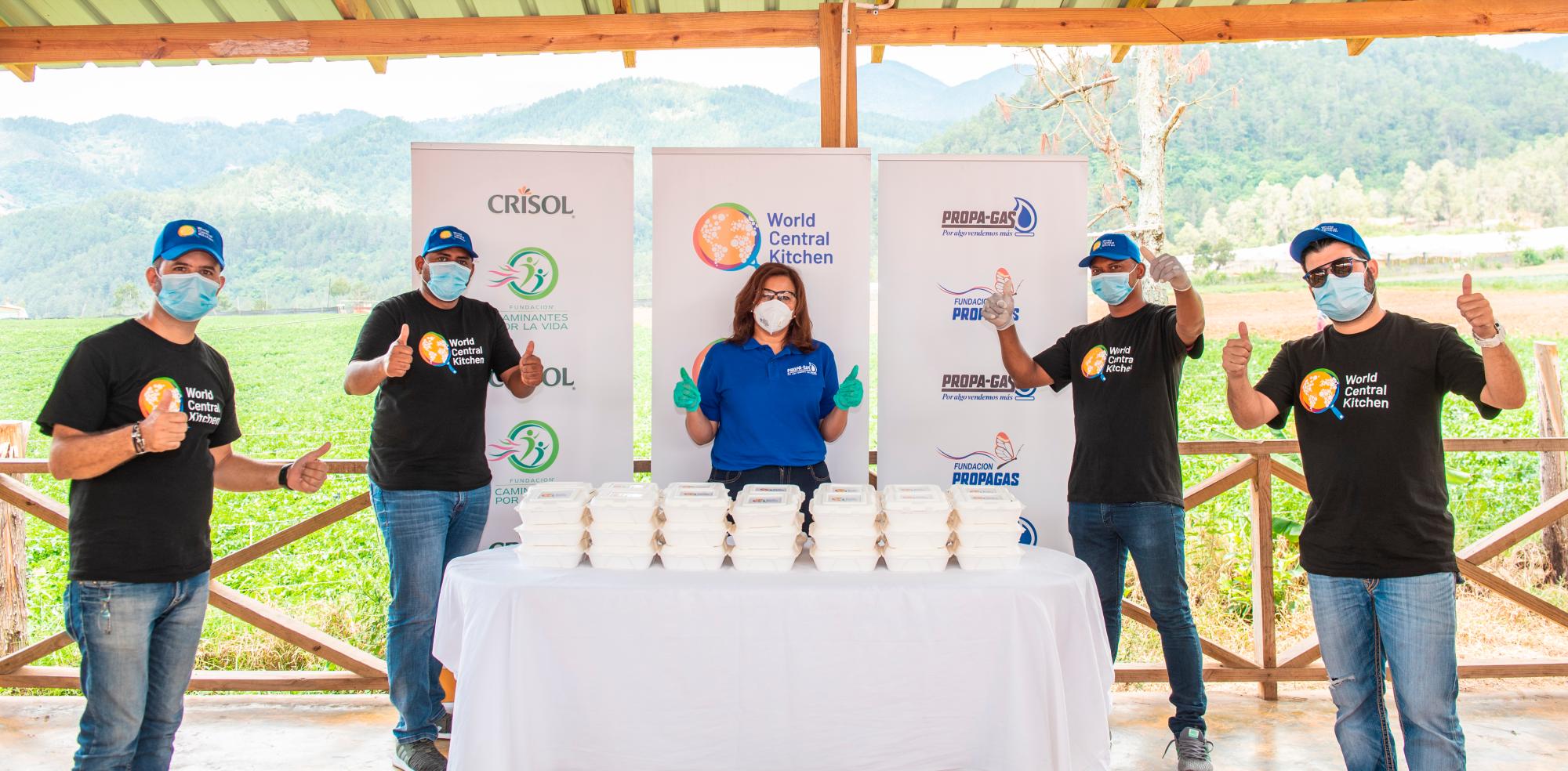 Olga García, directora de mercadeo, publicidad y RRPP del Grupo Propagas, junto al equipo de World Central Kitchen.