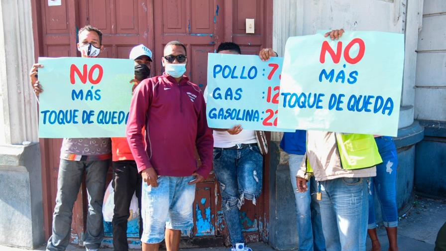 Protestan contra toque de queda y por crisis de negocios en Moca