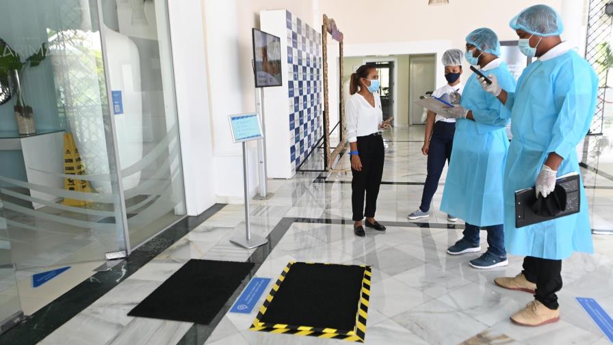 Autoridades dominicanas siguen supervisión de protocolos de salubridad en sector turístico