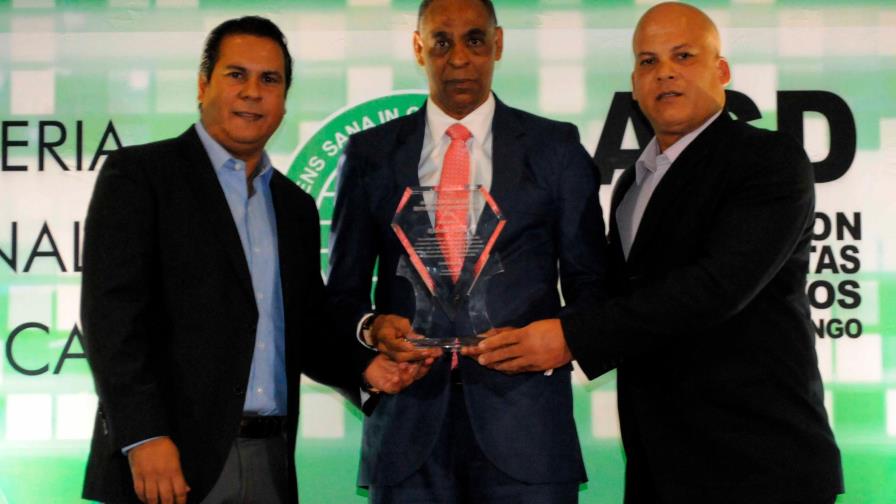 Natanael Pérez, de DL, gana Excelencia Acedeísta; Aish, el Cronista del Año