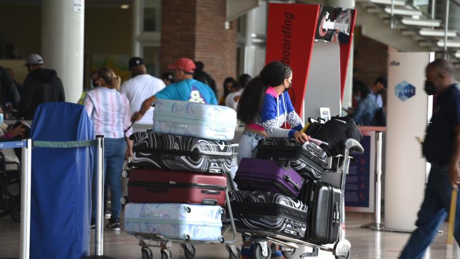 Requisito de prueba negativa de COVID-19 para viajar a EEUU sorprende a miles 