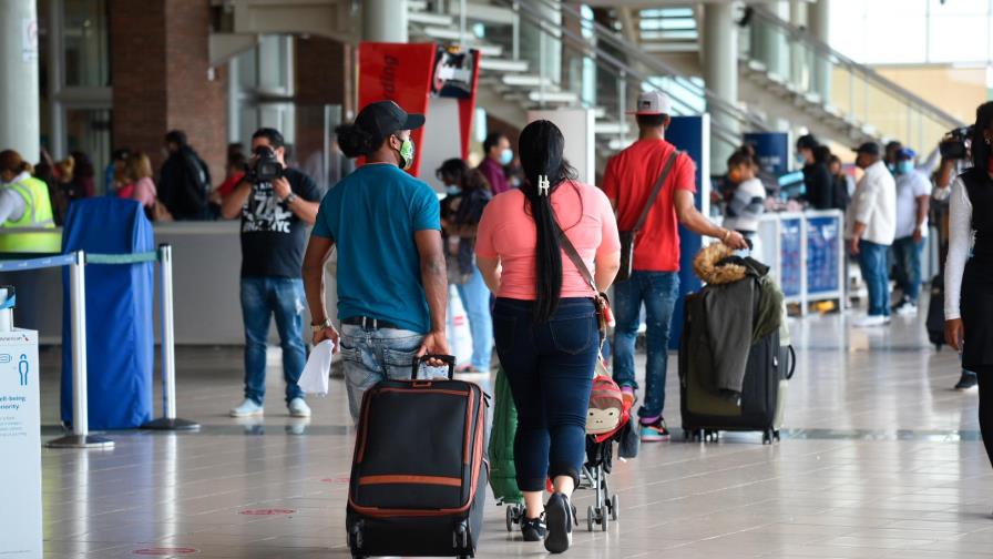 Impiden a más de 200 pasajeros viajar a EE.UU. por no presentar prueba de COVID-19 Impiden a más de 200 pasajeros viajar a EE.UU. por no presentar prueba de COVID-19