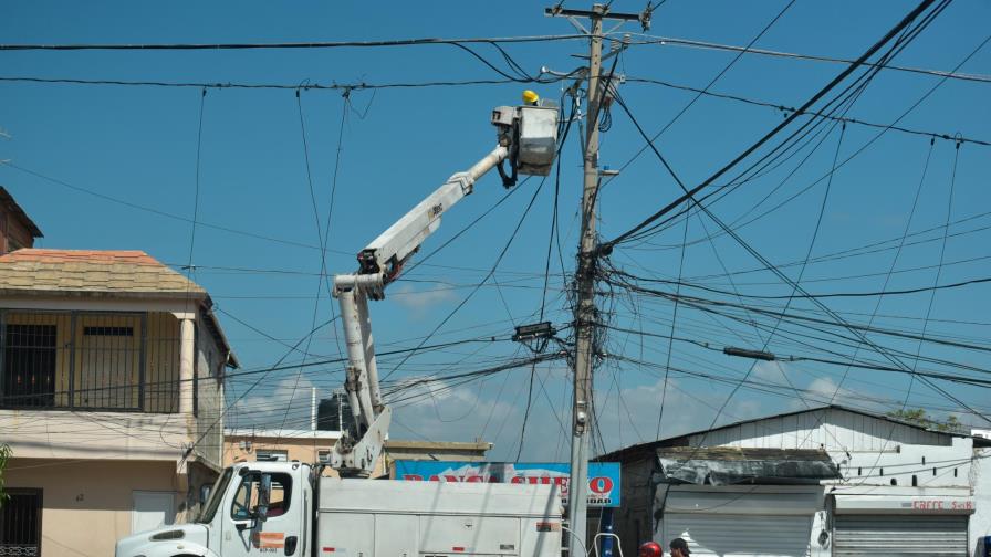 Califican de insatisfactorias explicaciones sobre cortes eléctricos en Santiago
