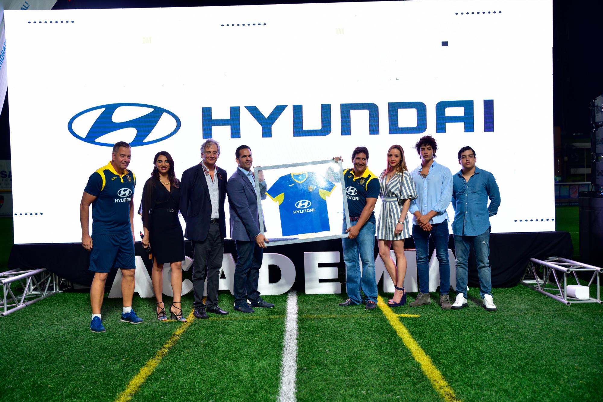 Ejecutivos de Hyundai y el Santa Fe Football Club.