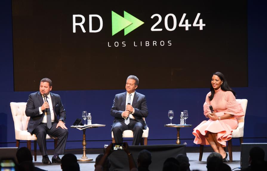 Leonel Fernández presentó 32 libros sobre el proyecto RD2044