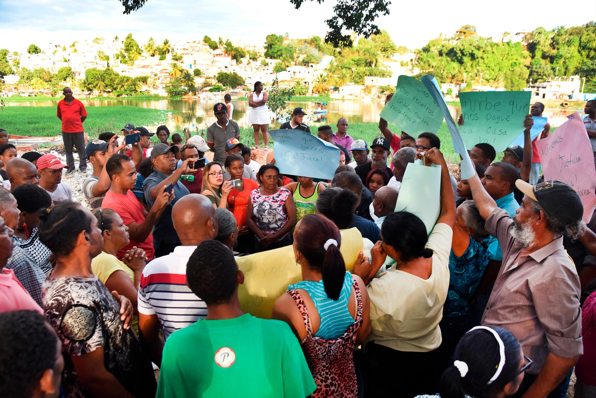 Desalojados de la orilla del río Ozama piden un proyecto habitacional para dejar la zona.