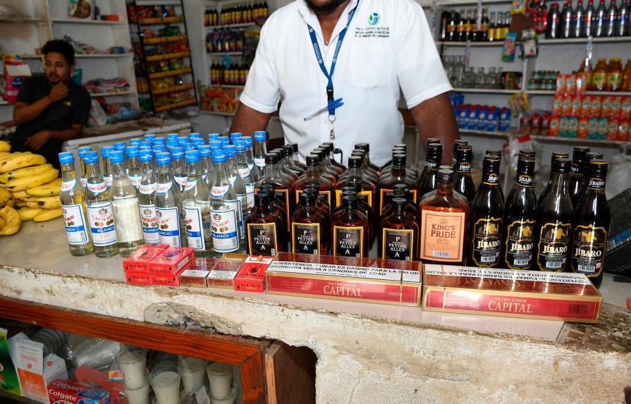 Autoridades decomisan cigarrillos y bebidas alcohólicas en negocios del Gran Santo Domingo