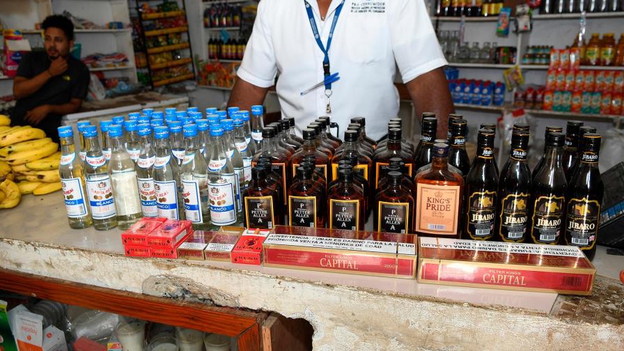 Autoridades decomisan cigarrillos y bebidas alcohólicas en negocios del Gran Santo Domingo