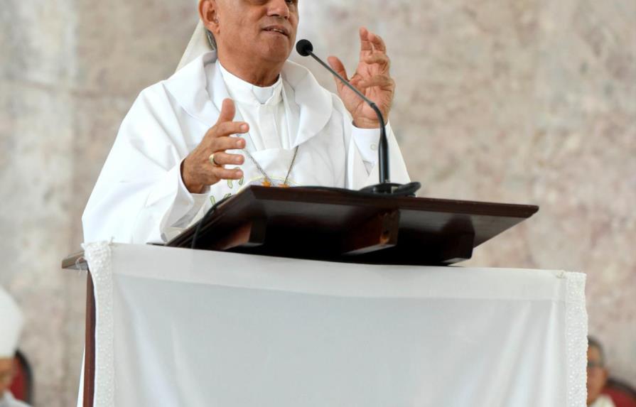 Arzobispo de Santiago pide castigar a quienes compren cédulas 