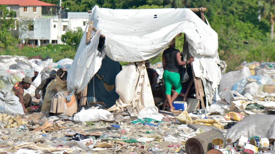 Dominicana Limpia interviene vertedero de Moca