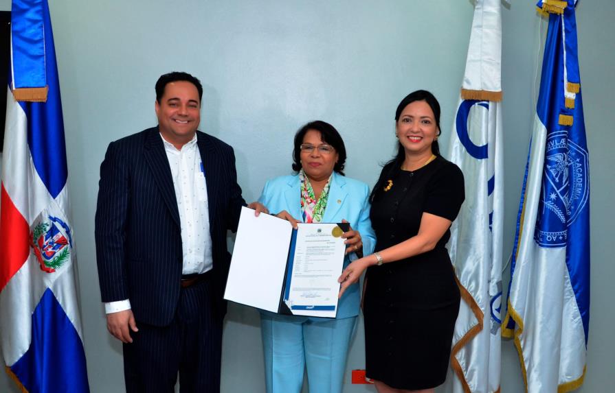 Onapi entrega certificado de registro de la primera patente de la UASD