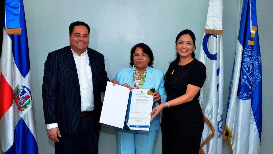 Onapi entrega certificado de registro de la primera patente de la UASD