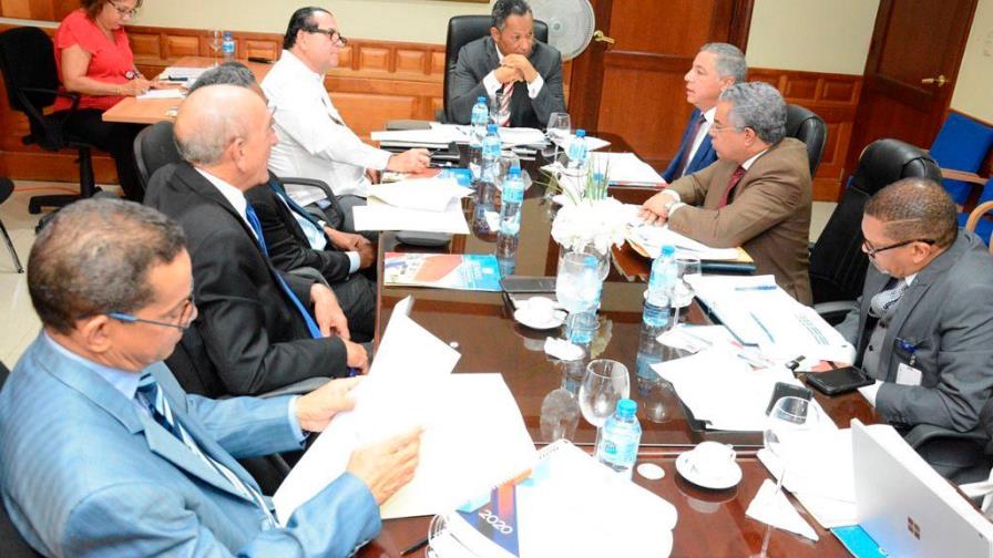 Senadores y el ministro de Hacienda discuten sobre el Presupuesto