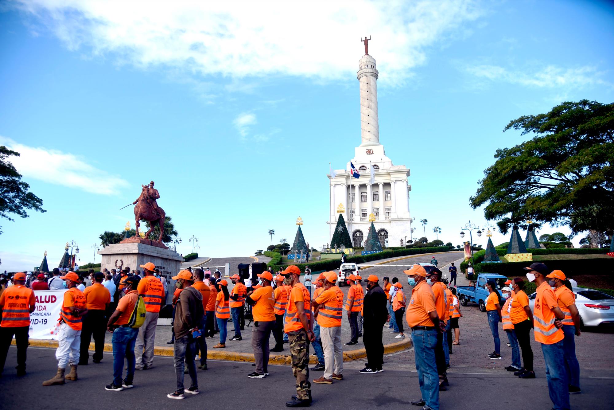 En el operativo también participaron voluntarios de la Defensa Civil y dirigentes de las juntas de vecinos. 