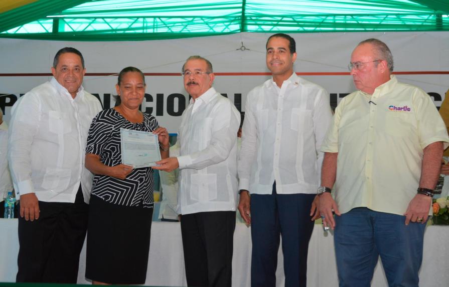Gobierno entrega 870 títulos definitivos en Sabana Grande de Boyá