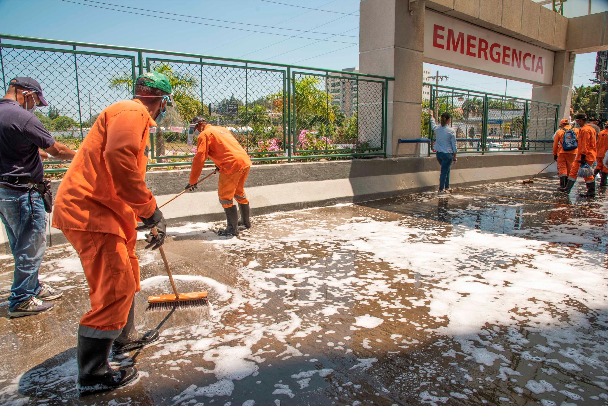 Personal del Ministerio de Obras Públicas higienizando espacios públicos y centros hospitalarios. 