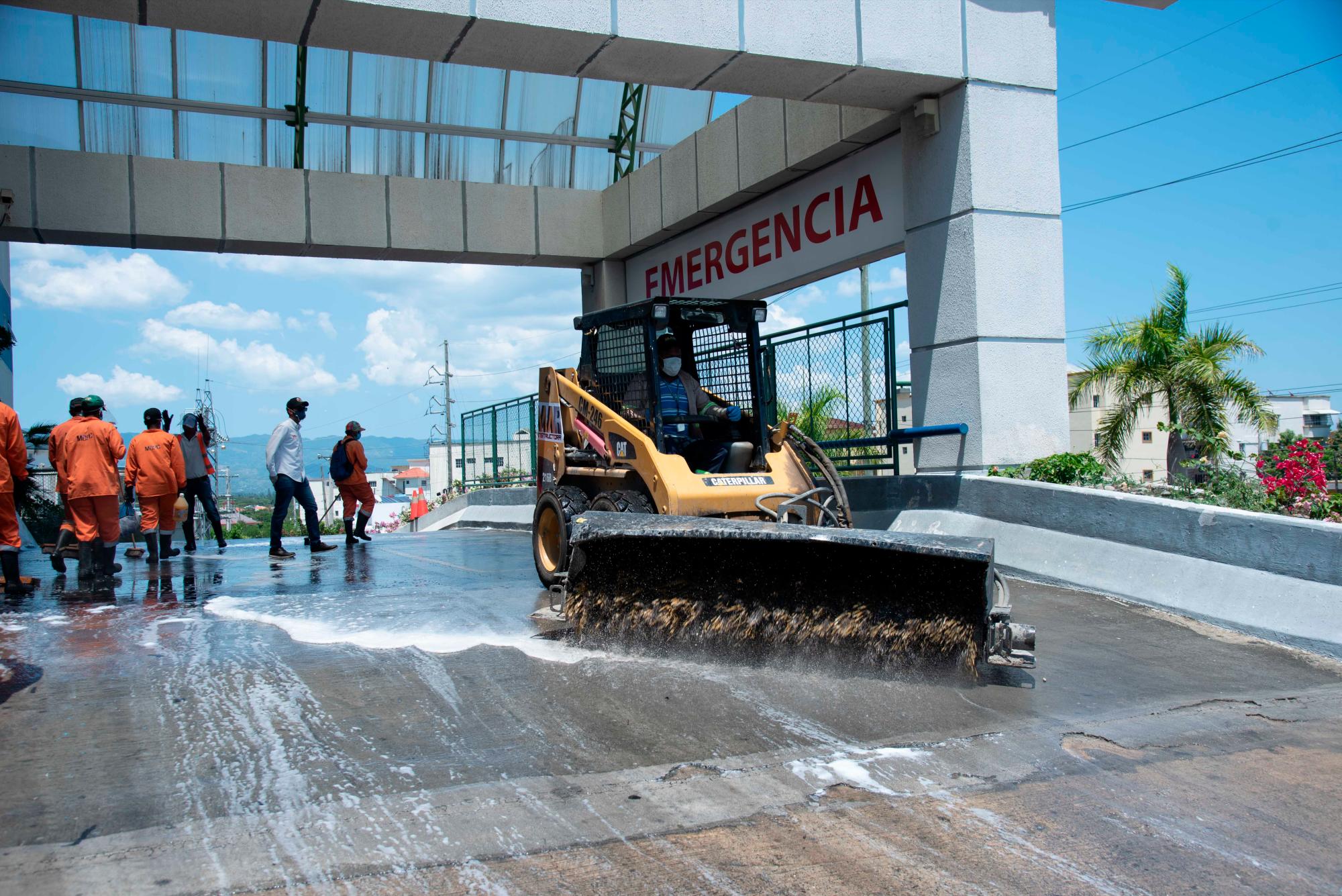 Brigadas de Obras Públicas durante el operativo de desinfección y limpieza. 