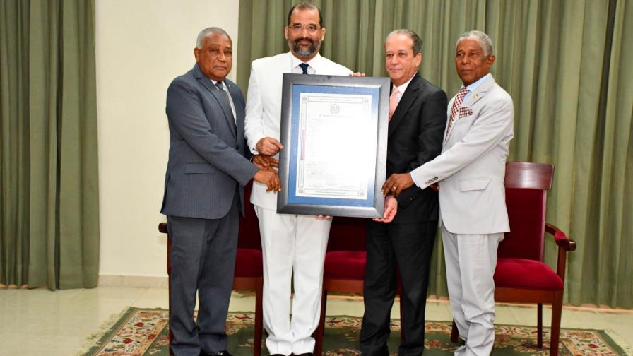 Senado reconoce a embajador dominicano en España