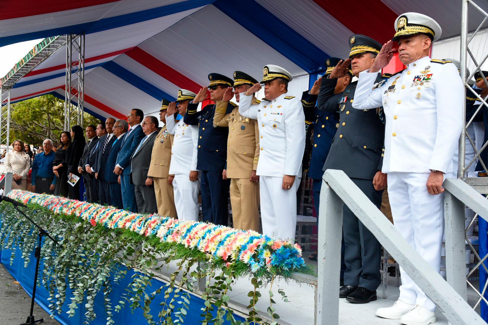 Autoridades civiles y militares durante los actores celebrados en la provincia Duarte.