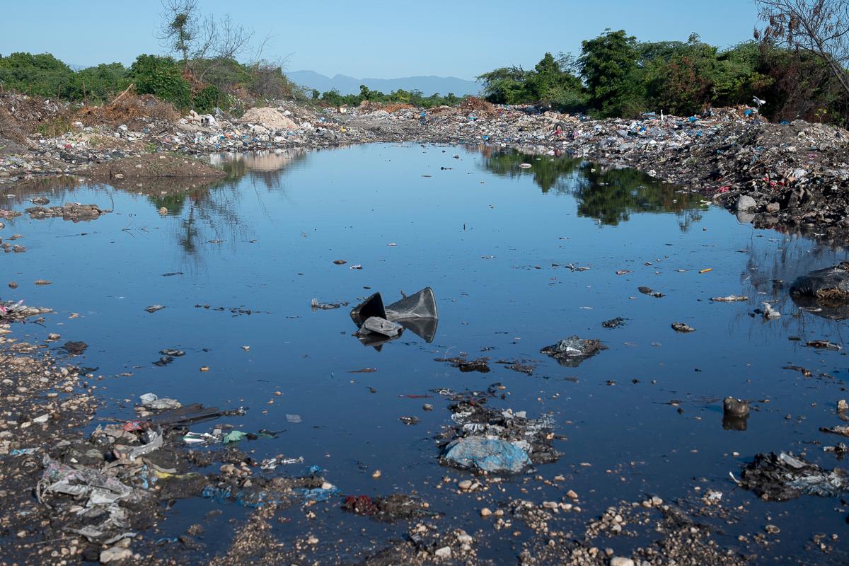 Los lixiados son arrastrados al mar cuando llueve.