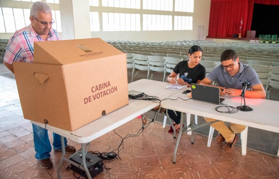 Escasa participación en simulacro voto automatizado en Santiago