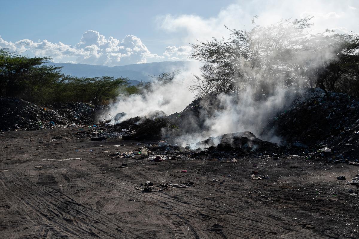 La humareda llega hasta el poblado que esta a pocos metros del lugar.