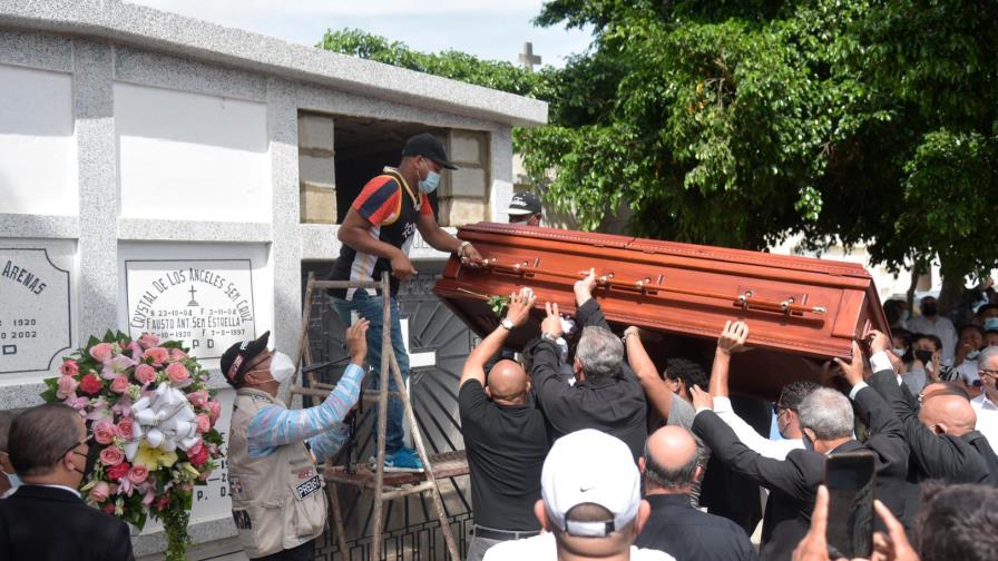 Sepultan a José Enrique Sued en medio de consternación y tristeza