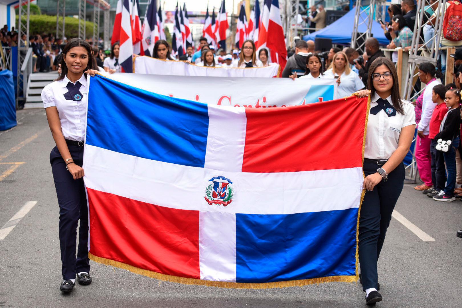 Estudiantes sostienen la Bandera nacional, durante la marcha realizada este domingo.