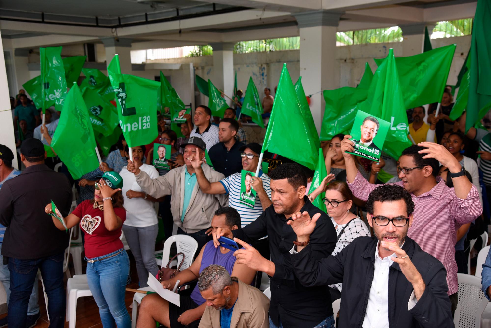 Personas que participaron en el mitin político realizado en respaldo a Leonel Fernández.