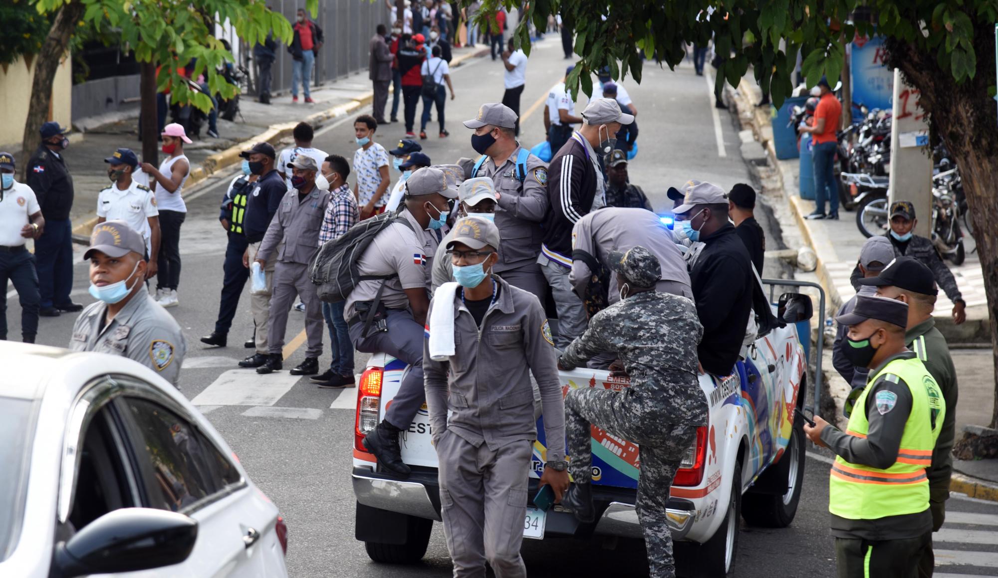 Agentes de la Policía Nacional y la Digesett en el lugar.  (DIARIO LIBRE/ANEUDY TAVÁREZ)
