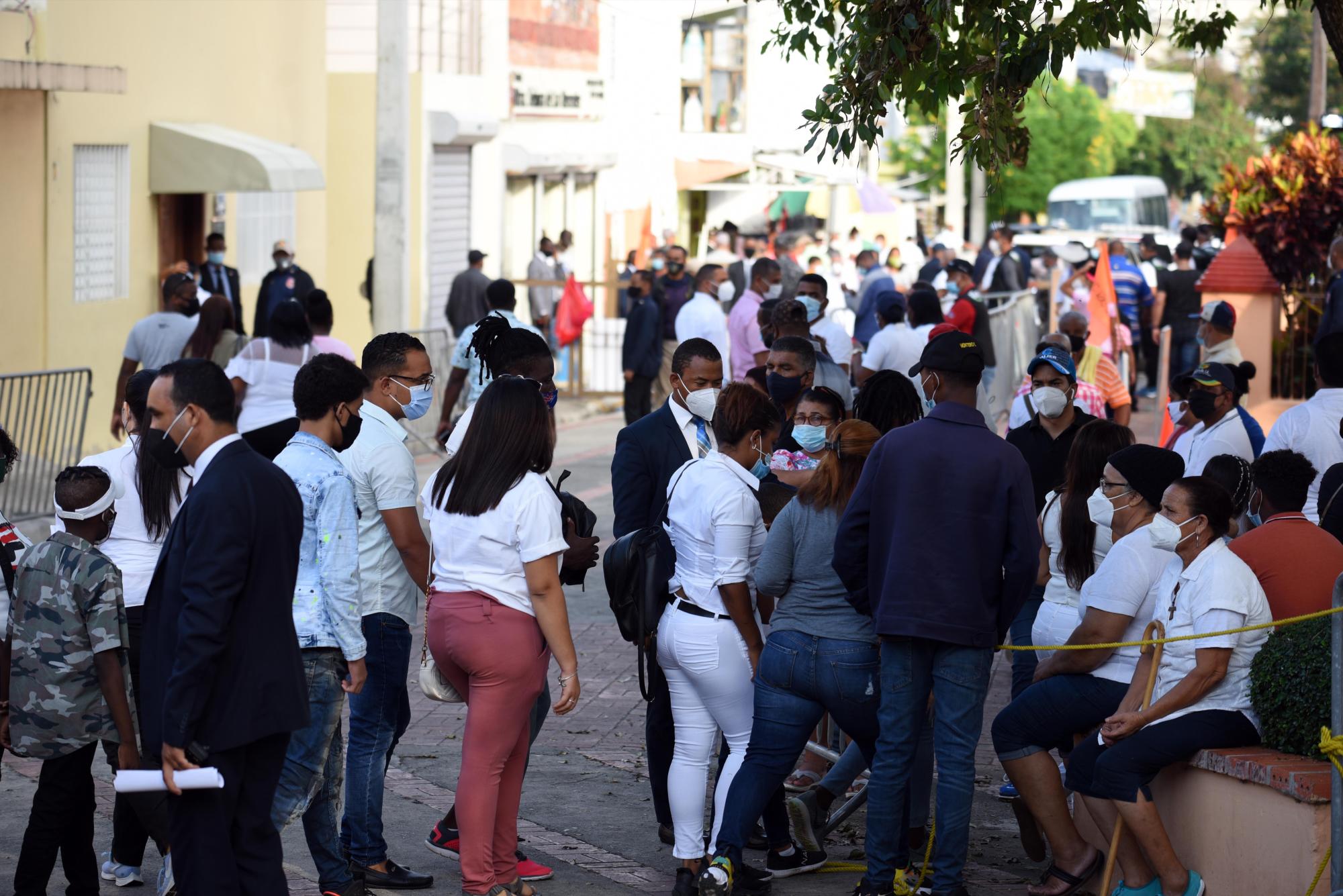 Más esperas en las afueras del templo. (DIARIO LIBRE/ANEUDY TAVÁREZ)