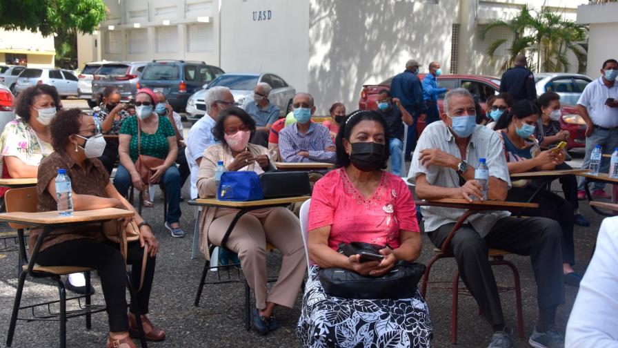 UASD informa inmuniza profesores, empleados activos y jubilados mayores de 70 años