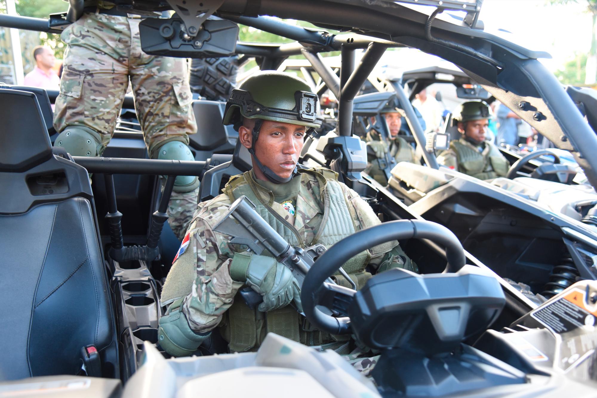 A esta base se asignaron 115 efectivos militares, además del personal civil de las agencias gubernamentales involucradas. 