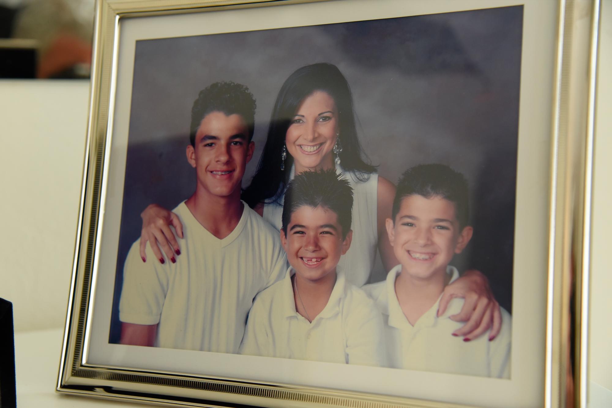 Foto familiar de Lourdes Gómez junto a sus tres hijos, José Antonio, Manuel Antonio y José Manuel.