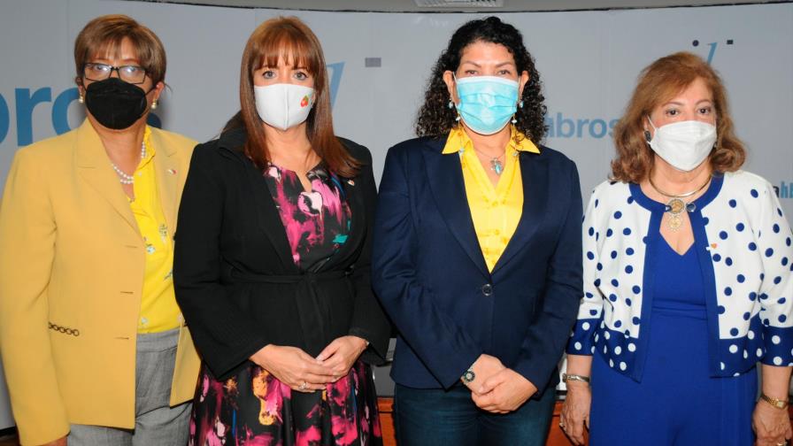 Ofrecen conferencia por el Día internacional de la eliminación de la violencia contra la mujer
Vásquez expresó que es necesario continuar sensibilizando e informando a la población de manera que tenga las herramientas y conozca los pasos a seguir ante los casos de violencia, y entienda que la responsabilidad debe ser asignada al agresor y no a la persona sobreviviente.
De su lado la presidenta de la entidad, Yanira Fondeur, precisó que en las estadísticas que han recopilado este año 2021,  los feminicidios íntimos ascienden a 57, 12 más que en  igual período del pasado año, dejando en orfandad a 63 huérfanos, de un total general de 74 mujeres asesinadas.
Puntualizó que “No se trata de visibilizar número fríos, sino que eran mujeres en edades productivas, con proyectos de vida, hijos y derecho a una vida sin violencia, es por ello que necesitamos una transformación cultural para fomentar una masculinidad respetuosa, corresponsable, sensible y cuidadora, que entienda que la pareja no es una propiedad, sino un s