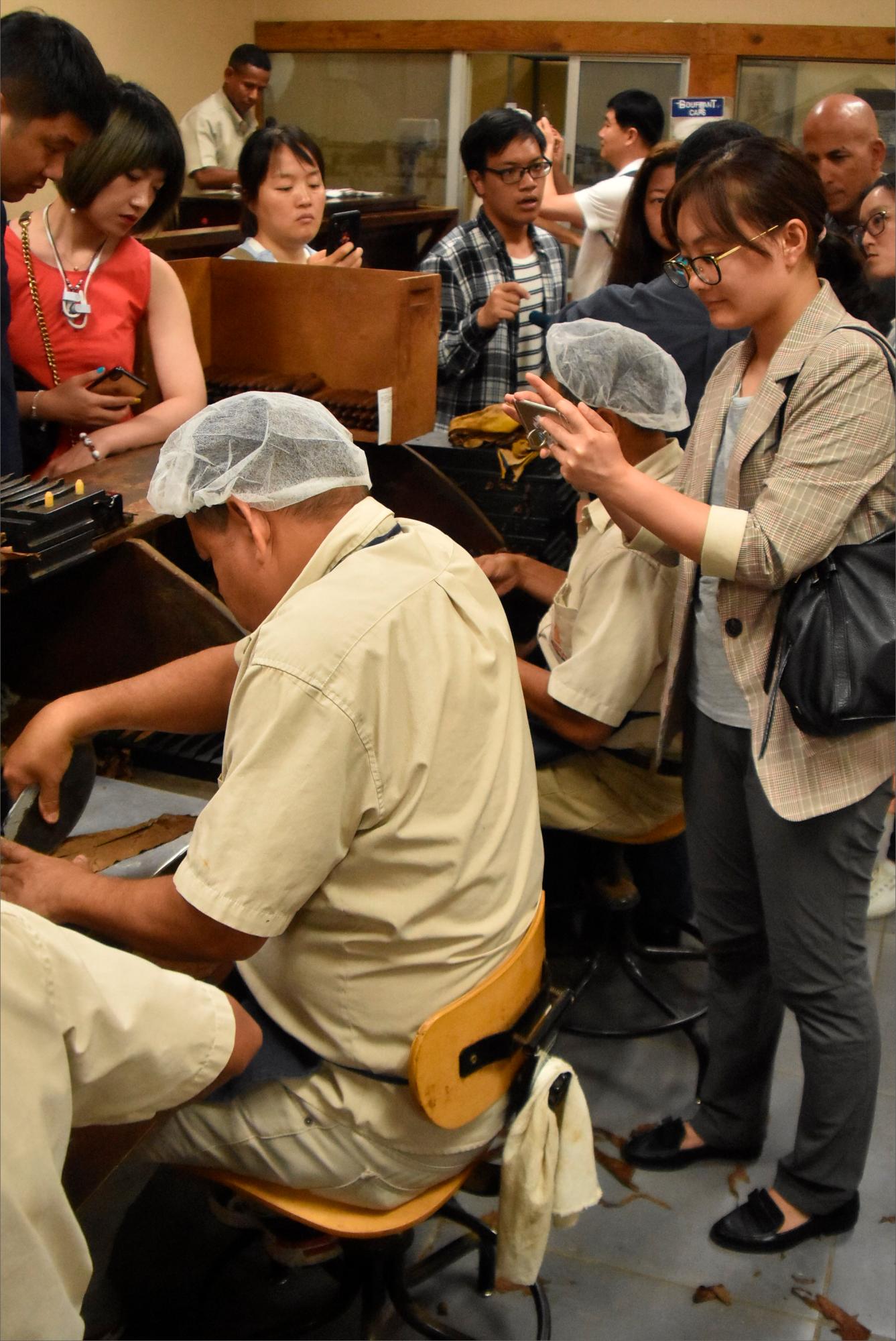 A su llegada a Santiago recorrieron la Fábrica de Cigarros La Aurora.