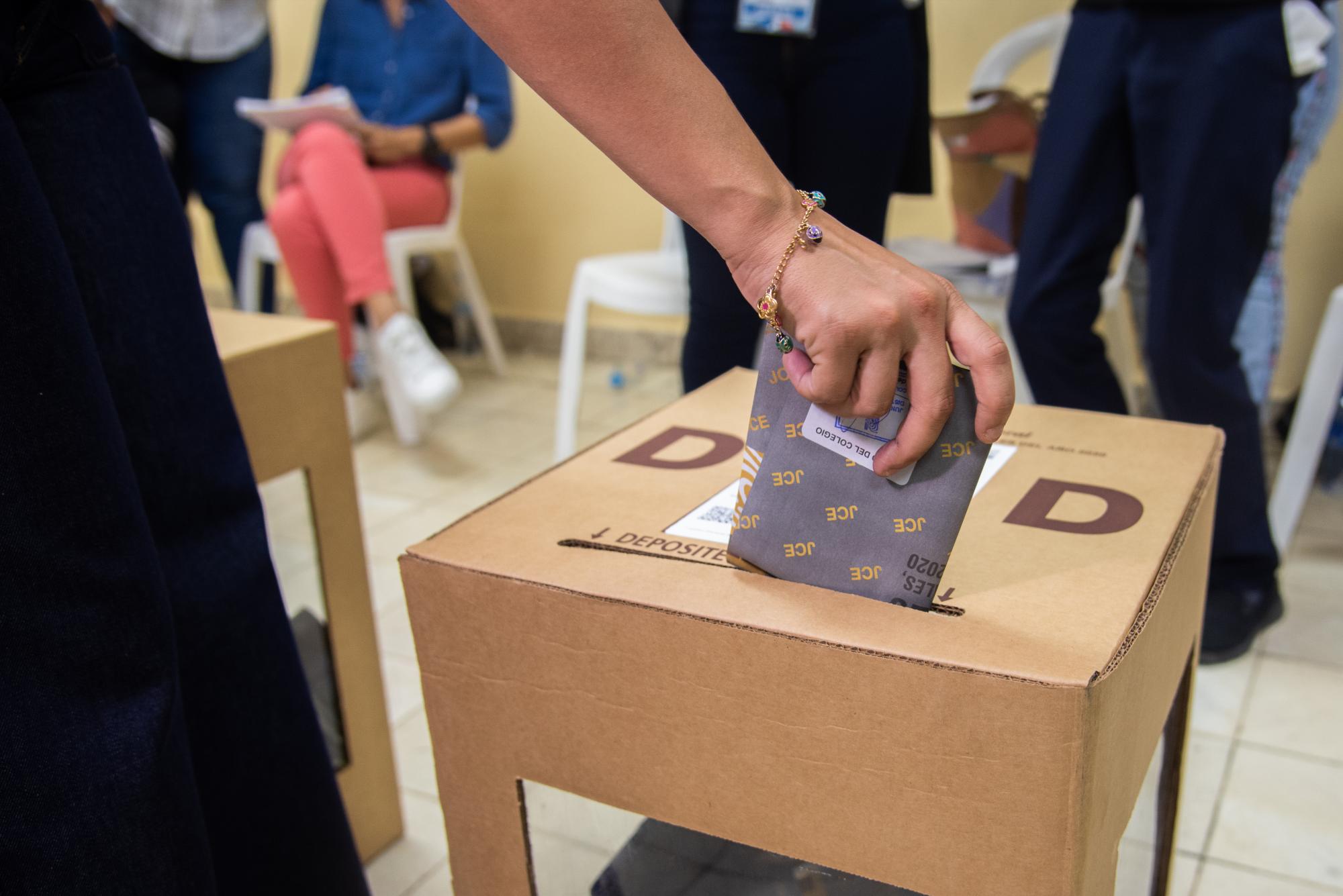 Una ciudadana ejerce el derecho al voto en la jornada en la que los dominicanos definían sus autoridades a nivel presidencial, senatorial y en la Cámara de Diputados (Marvin del Cid / Diario Libre)
