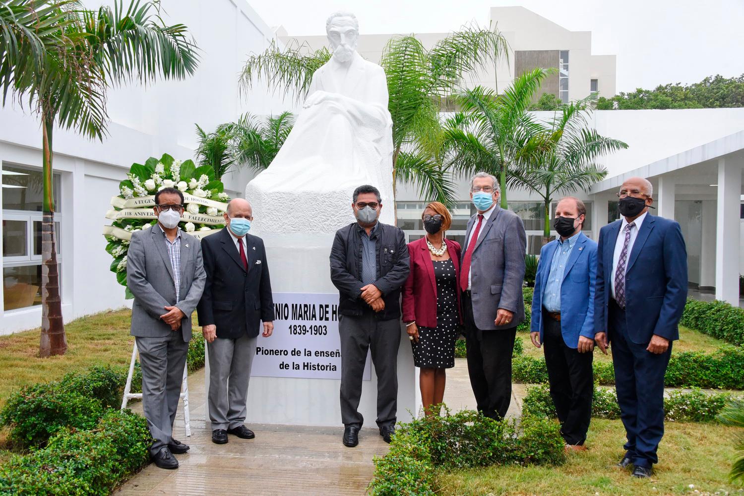 En el acto estuvieron presentes diversas personalidades, entre ellas funcionarios de Cultura, historiadores, catedráticos y empresarios dominicanos.